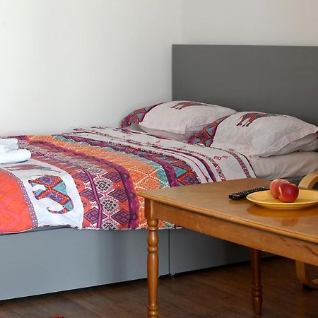 Lovely 1 Bedroom Apartment With Free Street Parking Boekarest Buitenkant foto
