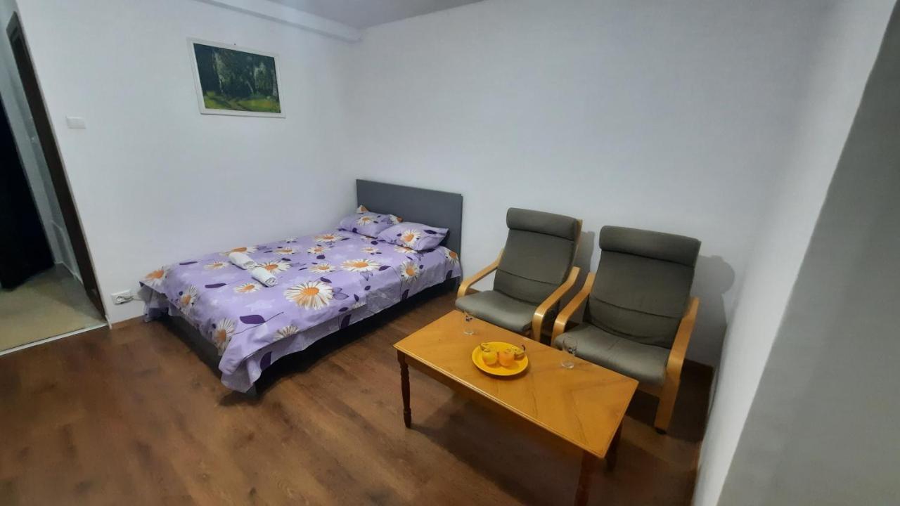 Lovely 1 Bedroom Apartment With Free Street Parking Boekarest Buitenkant foto