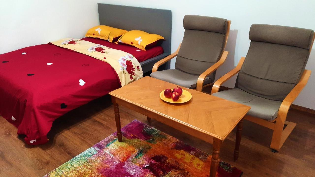 Lovely 1 Bedroom Apartment With Free Street Parking Boekarest Buitenkant foto